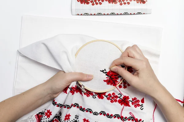 Eller kızlar çerçeve kullanarak desen nakış.