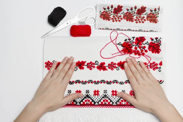 Hands girls embroider traditional Ukrainian pattern. — Stock Photo, Image