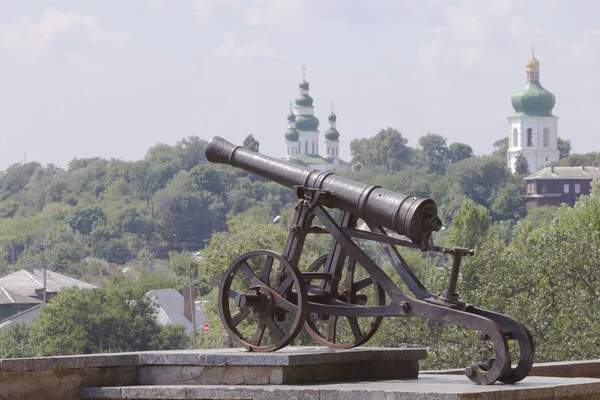 Old cast-iron cannon in the city park. — Stock Photo, Image