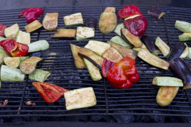 Biber, kabak ve patlıcan ızgara üzerinde.