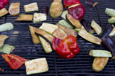 Biber, kabak ve patlıcan ızgara üzerinde.