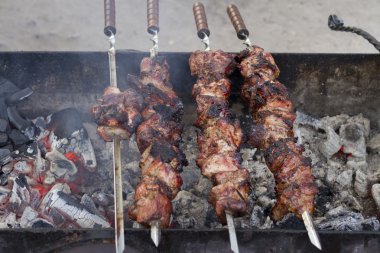 Et şiş kömürlerin üzerinde üzerinde.