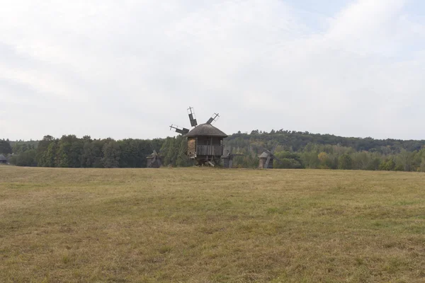 Alte hölzerne Windmühle am Hang. — Stockfoto
