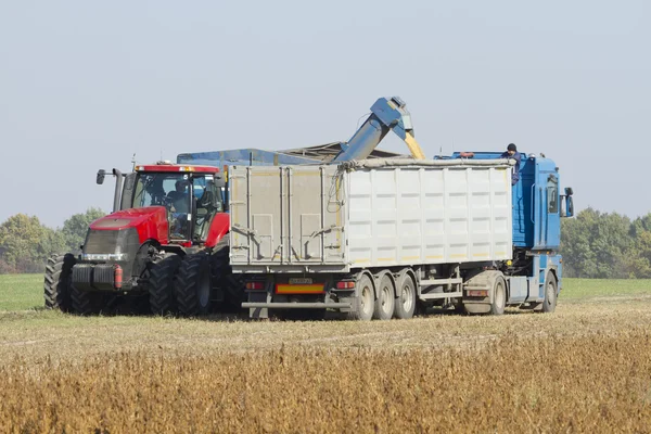 römork için tohumları yükleme hasat makinesi.