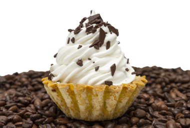 Kahve çekirdekleri arka plan üzerinde kek sepeti.