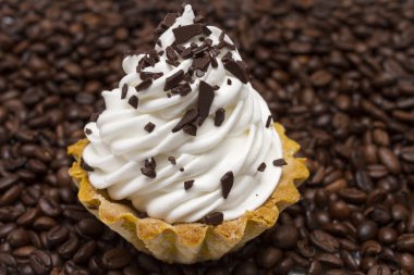 Kahve çekirdekleri arka plan üzerinde kek sepeti.