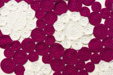 Tığ işi peçete masanın üzerine işlemeli.