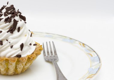 Bir plaka üzerinde hassas bir krem ile lezzetli pasta.