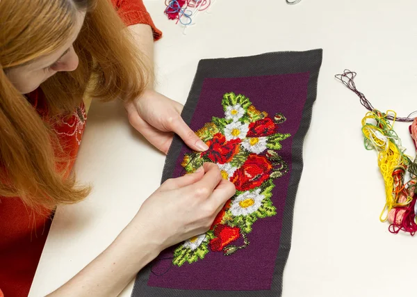Kadın çiçek haşhaş ve papatyalar boncuk desen embroiders.