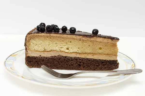 Fatia apetitosa de bolo de esponja em uma placa closeup . — Fotografia de Stock