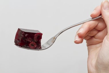 Bir çatal meyve jöle parçası.