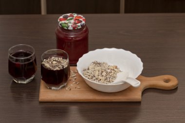 Kaşık ile fındık ve tohumlar.