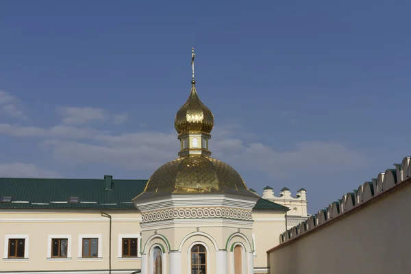 Cúpula dorada en el patio del monasterio Mezhiritskogo . — Foto de Stock