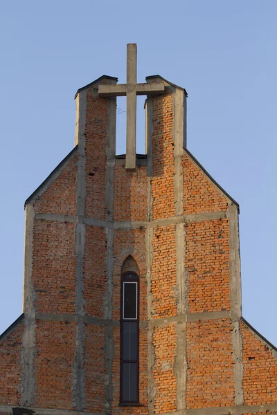 Krzyż nad wejściem do Kościoła katolickiego. — Zdjęcie stockowe