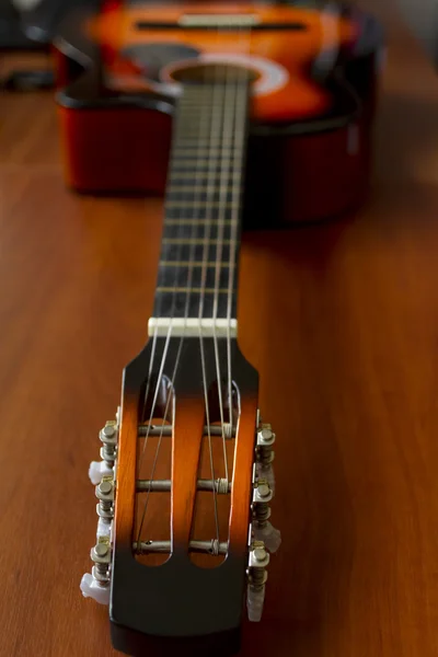 Teil einer akustischen Gitarre in Nahaufnahme. — Stockfoto