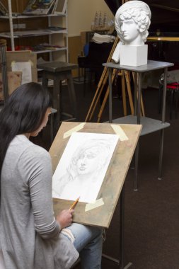 Sanat stüdyosu kız.