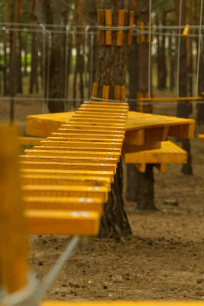 Puente colgante en la pista de entrenamiento para senderismo . —  Fotos de Stock