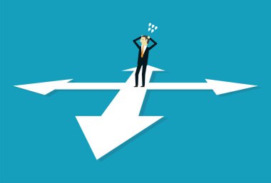 İşadamı ayakta duruyor ve yolunu seçiyor.