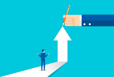 Karmaşık ok sembolüne bakan işadamı