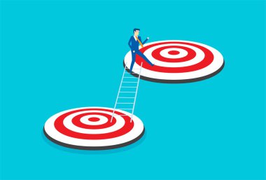 İşadamı hedefe ulaşmak için merdivenleri tırmanır