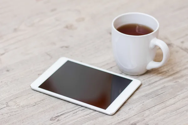 Filiżankę kawy, silny telefon i tablet — Zdjęcie stockowe