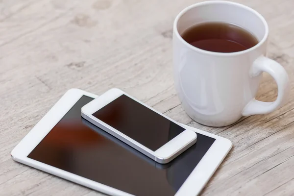 Filiżankę kawy, silny telefon i tablet — Zdjęcie stockowe