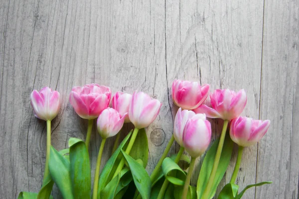 Tulipas em um fundo de madeira — Fotografia de Stock