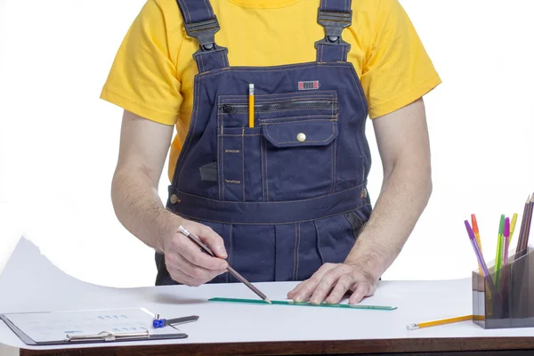 Arbetare i en hjälm och en gul T-shirt — Stockfoto