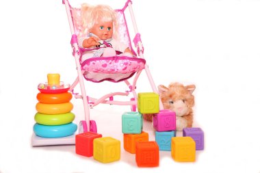 Çocuk oyuncakları, masada renkli plastik tuğlalar. Çocuk halkaları piramidi ve parlak inşaat blokları. Erken öğrenme. Hafif arkaplan. Eğitici oyuncaklar.