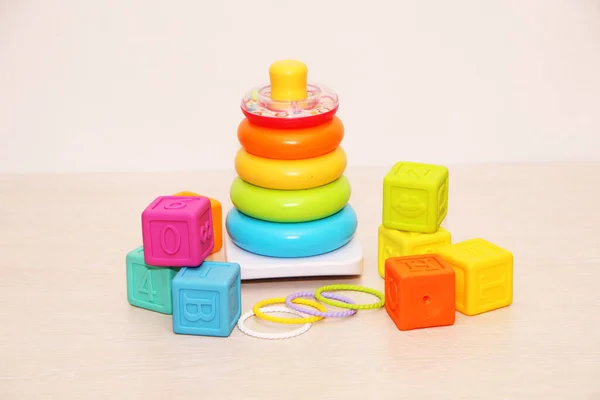 Juguetes Para Niños Coloridos Ladrillos Plástico Mesa Pirámide Infantil Anillos —  Fotos de Stock