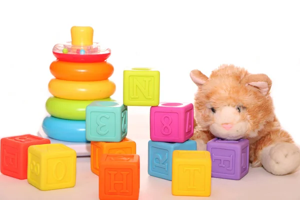 Juguetes Para Niños Coloridos Ladrillos Plástico Mesa Pirámide Infantil Anillos —  Fotos de Stock