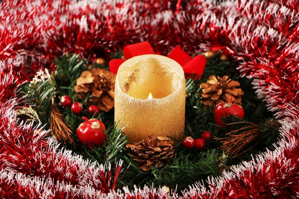 콘셉트 프랑스어 Concept 크리스마스의 촛불로서 축제의 사항으로 장식되어 촛불과 화환의 — 스톡 사진