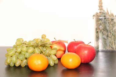 Mutfak masasında taze meyveler. Taze meyvelerden sağlıklı yiyecekler. Sağlıklı gıda konsepti.