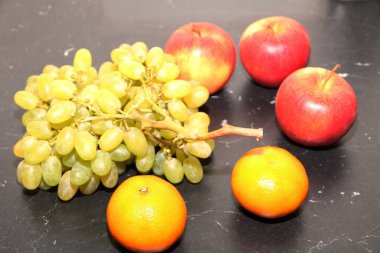 Mutfak masasında taze meyveler. Taze meyvelerden sağlıklı yiyecekler. Sağlıklı gıda konsepti.