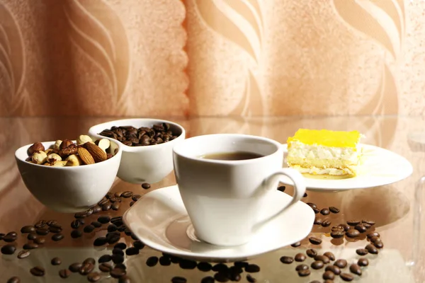 Kopp Kaffe Och Kaffebönor Ett Glasbord Begreppet Hemkomfort Och Värme — Stockfoto