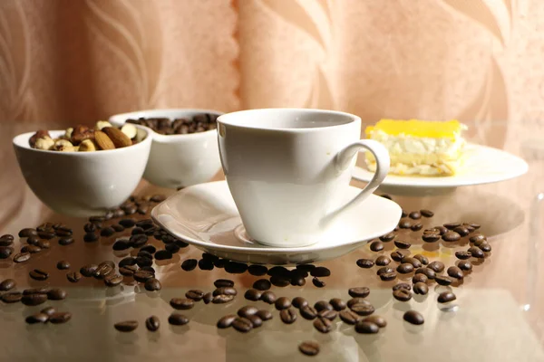 Tasse Kaffee Und Kaffeebohnen Auf Einem Glastisch Das Konzept Des — Stockfoto