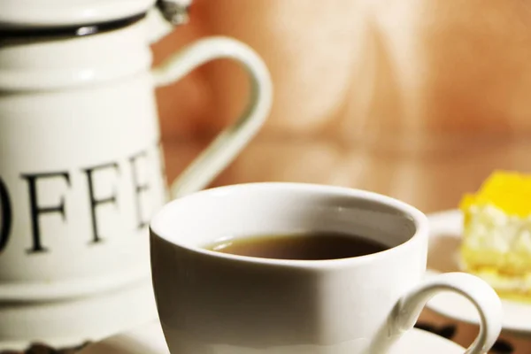 Egy Csésze Kávé Kávébab Egy Üvegasztalon Otthoni Kényelem Melegség Fogalma — Stock Fotó