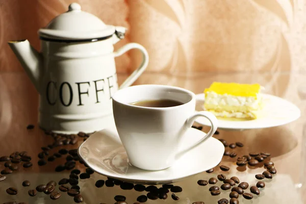 Kopp Kaffe Och Kaffebönor Ett Glasbord Begreppet Hemkomfort Och Värme — Stockfoto