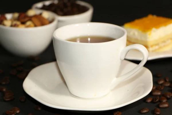 Eine Tasse Kaffee Mit Milch Und Kaffeebohnen Auf Einem Glastisch — Stockfoto