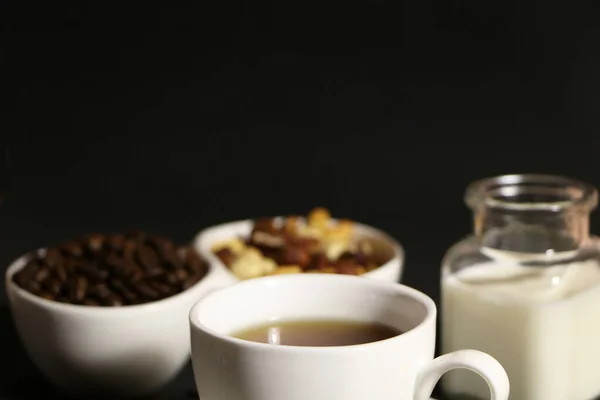 Eine Tasse Kaffee Mit Milch Und Kaffeebohnen Auf Einem Glastisch — Stockfoto