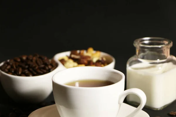 Kopp Kaffe Med Mjölk Och Kaffebönor Ett Glasbord Begreppet Hemkomfort — Stockfoto