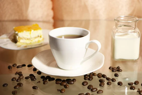 Tasse Kaffee Und Kaffeebohnen Auf Einem Glastisch Das Konzept Des — Stockfoto