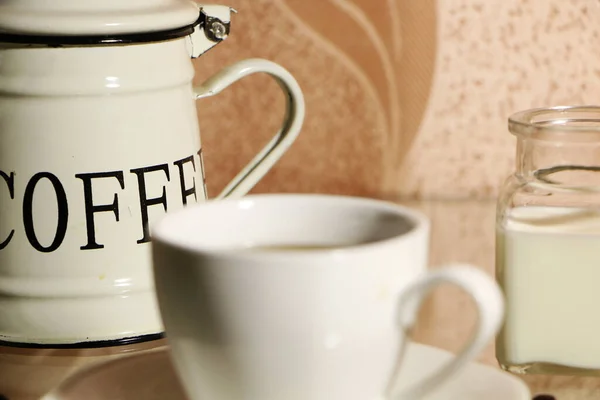 Tasse Kaffee Und Kaffeebohnen Auf Einem Glastisch Das Konzept Des — Stockfoto