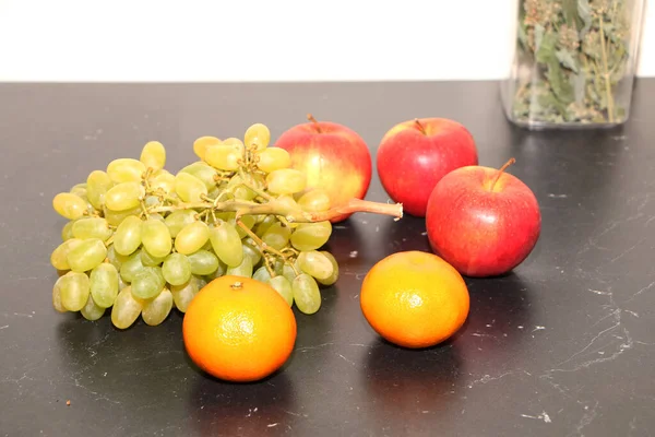 Frutas Frescas Mesa Negra Cocina Comida Saludable Frutas Frescas Concepto — Foto de Stock