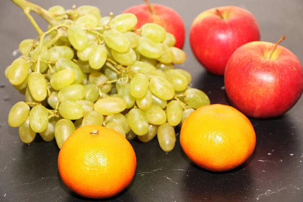 Friss Gyümölcs Fekete Asztalon Egészséges Étel Friss Gyümölcsökből Egészséges Élelmiszer — Stock Fotó