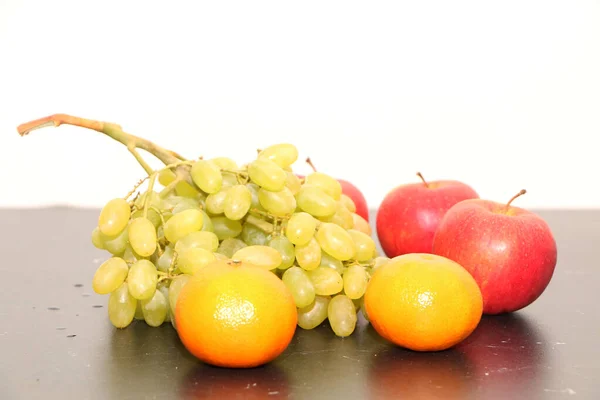 Frutos Frescos Mesa Preta Cozinha Comida Saudável Frutas Frescas Conceito — Fotografia de Stock