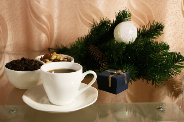 Eine Tasse Kaffee Auf Dem Tisch Vor Dem Hintergrund Der — Stockfoto