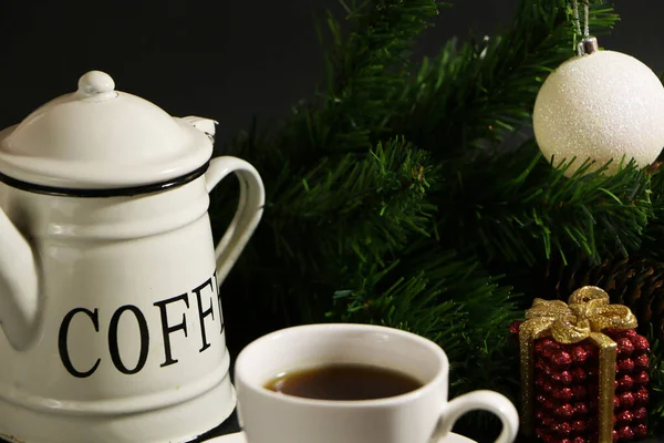 Чашка Кофе Столе Фоне Новогоднего Декора Чашка Кофе Рождественским Декором — стоковое фото