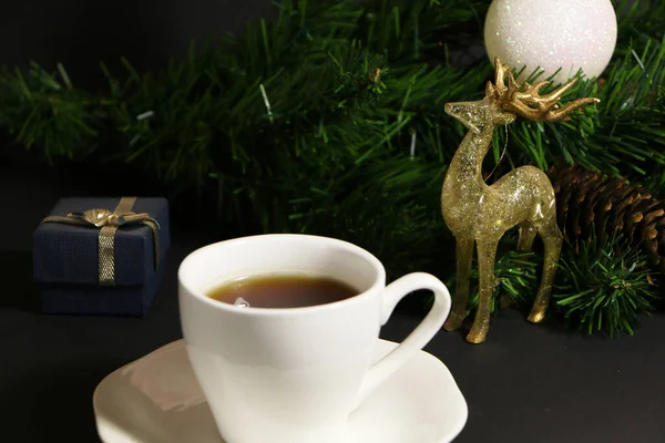 Чашка Кофе Столе Фоне Новогоднего Декора Чашка Кофе Рождественским Декором — стоковое фото