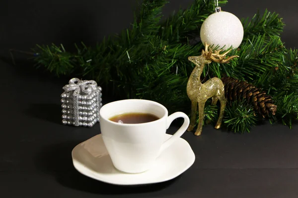 Eine Tasse Kaffee Auf Dem Tisch Vor Dem Hintergrund Der — Stockfoto